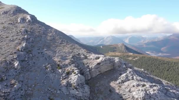 Recorriendo Plano Aéreo Cinematográfico Dron Volando Cerca Una Montaña Horizonte — Vídeos de Stock