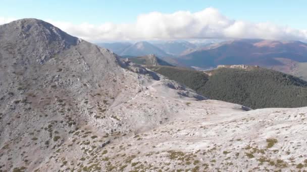 Recorriendo Plano Aéreo Cinematográfico Dron Esquivando Cresta Cerca Una Montaña — Vídeo de stock