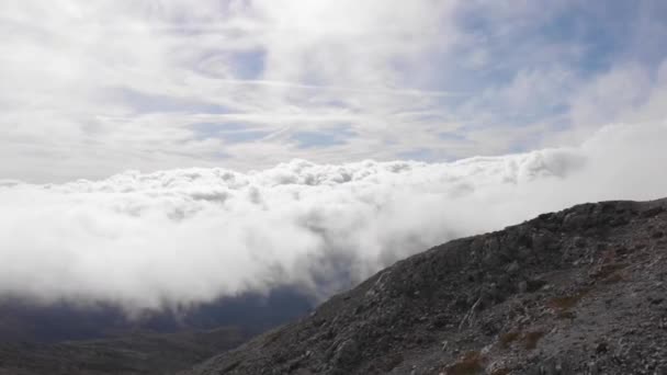 Oszałamiający Obraz Lotu Ptaka Lecącego Obok Grzbietu Górskiego Chmury Unoszą — Wideo stockowe