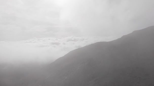 Приголомшливий Кінематографічний Повітряний Постріл Безпілотника Пролітає Крізь Хмари Навколо Гори — стокове відео