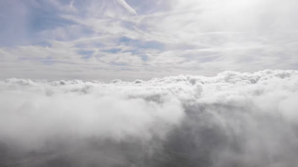 奥林匹斯 令人叹为观止的是一架4K无人驾驶飞机在云层附近飞行的空中拍摄 云彩飘浮在天空中 云彩的细节视频 云彩背景和云彩视频 — 图库视频影像
