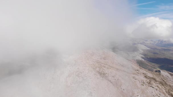 Zdjęcie Lotnicze Drona Lecącego Przez Dużą Chmurę Zbliżającego Się Góry — Wideo stockowe