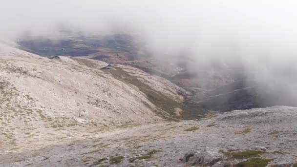 Vue Aérienne Drone Panoramique Horizontal Survolant Une Vallée Brouillard Envahit — Video