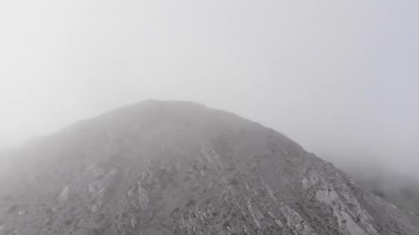 Plano Aéreo Dron Que Registra Pico Montaña Rodeado Niebla Invernal — Vídeo de stock
