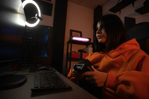Gamer Girl Πορτοκαλί Φούτερ Παίζει Βιντεοπαιχνίδια Στον Υπολογιστή Της Στο — Φωτογραφία Αρχείου