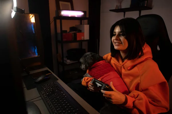 Gamer Meisje Oranje Sweater Speelt Video Games Haar Computer Haar — Stockfoto