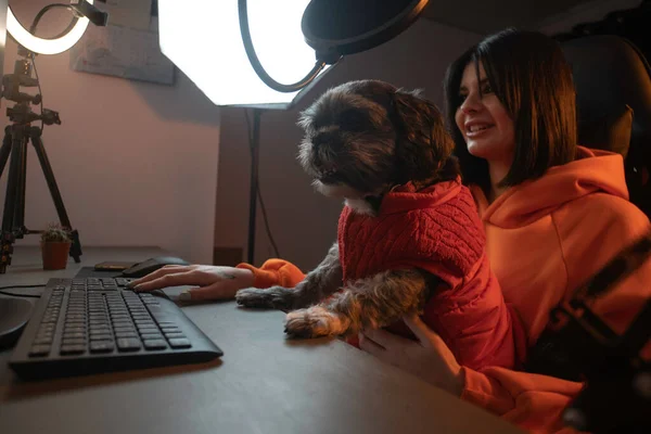 Een Gamer Meisje Haar Puppy Zijn Live Streaming Het Internet — Stockfoto