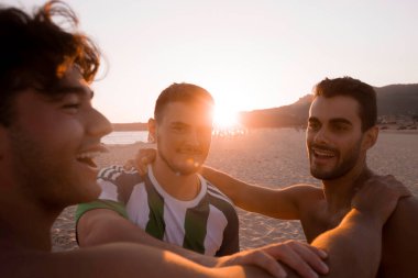 İspanyol asıllı üç genç arkadaş gün batımında tenha bir sahilde eğlenceli bir tatil yapıyorlar..