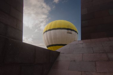 Bir balon kavramsal olarak en basit uçan makinedir. Balon, etrafındaki atmosferden daha hafif bir gazla dolu bir bez zarftan oluşur. Tüm dünya gibi, etrafındakilerden daha az yoğunluğa sahiptir..