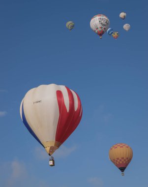 Bir balon kavramsal olarak en basit uçan makinedir. Balon, etrafındaki atmosferden daha hafif bir gazla dolu bir bez zarftan oluşur. Tüm dünya gibi, etrafındakilerden daha az yoğunluğa sahiptir..