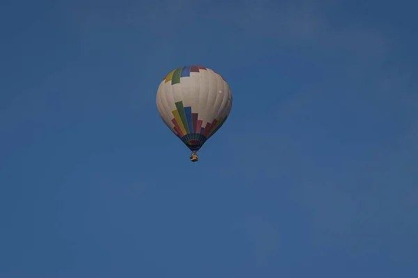 Bir balon kavramsal olarak en basit uçan makinedir. Balon, etrafındaki atmosferden daha hafif bir gazla dolu bir bez zarftan oluşur. Tüm dünya gibi, etrafındakilerden daha az yoğunluğa sahiptir..