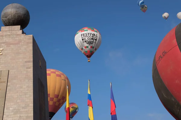 Bir balon kavramsal olarak en basit uçan makinedir. Balon, etrafındaki atmosferden daha hafif bir gazla dolu bir bez zarftan oluşur. Tüm dünya gibi, etrafındakilerden daha az yoğunluğa sahiptir..