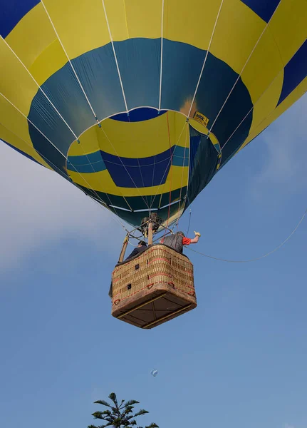 Bir balon kavramsal olarak en basit uçan makinedir. Balon, etrafındaki atmosferden daha hafif bir gazla dolu bir bez zarftan oluşur. Tüm dünya gibi, etrafındakilerden daha az yoğunluğa sahiptir..