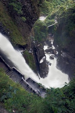 Pailon del Diablo olarak bilinen şelale Baos-Ekvador 'dan birkaç kilometre uzakta yer almaktadır.
