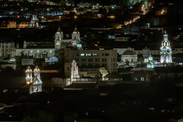 Portekiz 'deki Portekiz Kulesi' nden geceleyin Porto manzarası
