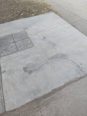 Dikkat çeken ve merak uyandıran detaylarla birlikte planların ve modellerin oluşturulması. Projenin merkezi kavramını temsil eden alışılmadık materyaller, çarpıcı dokular, ışıklandırma efektleri veya sembolik öğeler kullan.