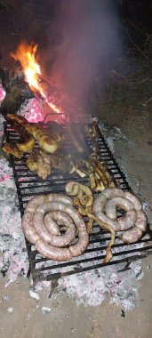 Arjantin 'in en ikonik yemekleri arasında bir gastronomik yolculuk. Renkler, dokular ve sunumlar her öğünü bir başyapıta dönüştürüyor. Tüm duyulara hakim olan karşı konulmaz yemekler..