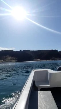 Sucul Macerası: Arka planda Dağlarla Gölü Keşfetmek