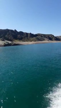 Sucul Macerası: Arka planda Dağlarla Gölü Keşfetmek