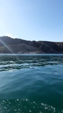 Sucul Macerası: Arka planda Dağlarla Gölü Keşfetmek