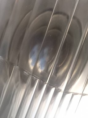 Sokak Makineleri, Gösterişsiz Motorlar ve AsphaltMoving Horizons 'daki Günlük Dünya, sürekli bir tekerlek rutini ve trafik gürültüsü..