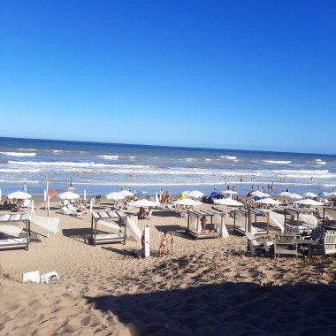 Dunes, Lakes ve SunsetsA arasında Pinamar 'ın en güzel manzaralarının görsel turu geniş plajlarından, kumullarından dingin göllerine ve sıcak günbatımlarına kadar..