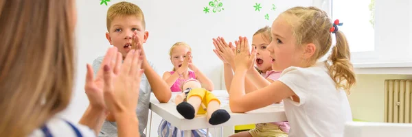 Gyerekfoglalkozás Terápia Játékos Gyakorlatokat Végző Gyerekek Csoportja Terapeutájukkal — Stock Fotó