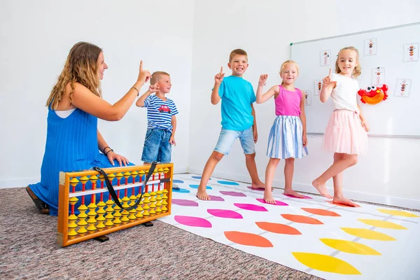 Arbetsterapeutisk Barnterapi Grupp Barn Som Gör Lekfulla Övningar Med Sin — Stockfoto
