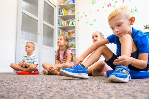 子供の職業療法の背景 群療法における小児 床の上に座っているクラスの生徒たち — ストック写真