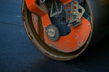 Yol yapım geçmişi. Ağır titreşimli paten sıkıştırıcısı, asfalt döşeme, yol onarımı.. 