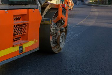 Yol yapım geçmişi. Ağır titreşimli paten sıkıştırıcısı, asfalt döşeme, yol onarımı.. 