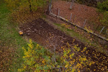 Pürüzlü sebze tarlasının havadan görünüşü. Ev bahçesi kış için hazırlandı. Büyüme mevsiminin sonu. 