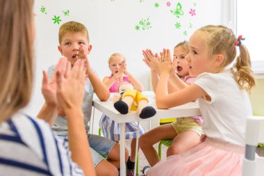 Çocuk terapisi seansı. Bir grup çocuk terapistleriyle oyun egzersizleri yapıyor..