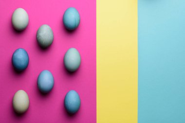 Mutlu Paskalya pastel renkli arka plan. El boyalı Paskalya yumurta soyut en az kavramı.