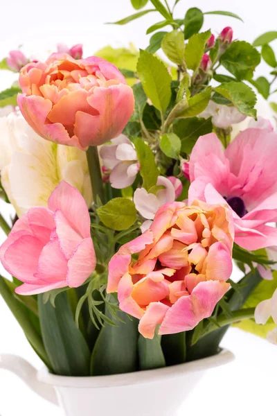 Beyaz arka planda zarif pastel renkli bahar buketi yakın plan. Bahar laleleri. Lale buketi.