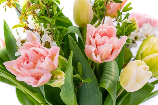 Элегантный Смешанный Букет Тюльпанов Весной Закрыть Белом Фоне Весенние Тюльпаны — стоковое фото