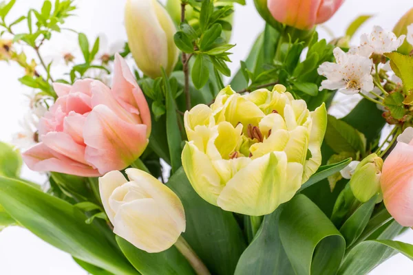 Elegante Ramo Primavera Tulipanes Mixtos Cerca Sobre Fondo Blanco Tulipanes —  Fotos de Stock