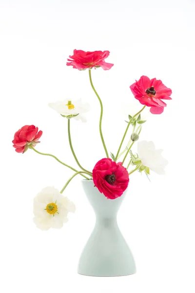白を基調とした白い花瓶にエレガントな混合ランヌクルス春の花束 春のバターカップ ランヌクルズの花束が切り取られた — ストック写真