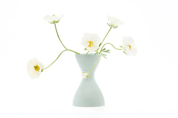 Elegante Bouquet Primavera Ranuncolo Bianco Vaso Bianco Sfondo Bianco Lattughe — Foto Stock