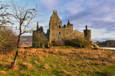 Kilchurn Kalesi, yayla dağlar ve Loch Awe, İskoçya harabe.