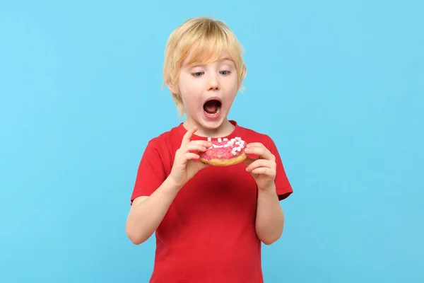 Cute Little Boy Blond Hair Freckles Eating Glazed Donut Children — Stock Photo, Image