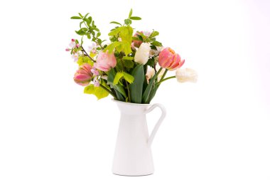 Beyaz arka planda beyaz vazoda zarif pastel renkli bahar buketi. Bahar çiçekleri. Lale buketi.