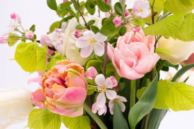 Beyaz arka planda zarif pastel renkli bahar buketi. Bahar laleleri. Lale buketi.