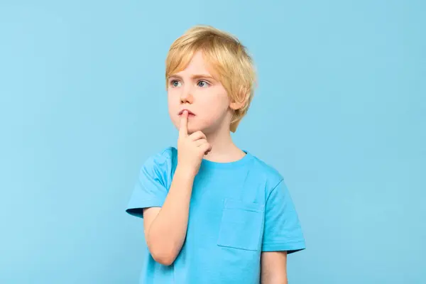 Jonge Pensive Boy Zoek Naar Een Oplossing Voor Een Probleem Stockfoto