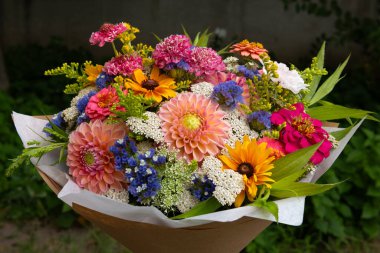 Yaz buketi. Çok güzel renkli taze çiçek aranjmanı. Açık havada çekilmiş yaz çiçeklerinden yapılmış doğum günü buketi..