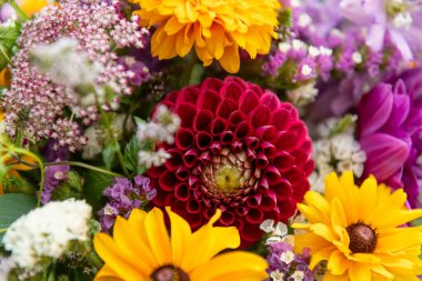 Yaz buketi. Çok güzel renkli taze çiçek aranjmanı. Yerel kaynaklı bir çiçek buketi. Yakın plan..