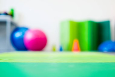 Fizik tedavi seanslarında kullanılan renkli ekipmanlarla bulanık bir arka plan. Fizyoterapi odası aletlerle dolu.. 