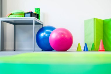 Çocuk fizik tedavi seanslarında kullanılan renkli ekipmanlar. Fizyoterapi odası aletlerle dolu.. 