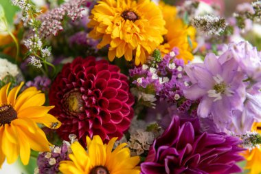 Yaz buketi. Çok güzel renkli taze çiçek aranjmanı. Yerel kaynaklı bir çiçek buketi. Yakın plan..