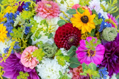 Yaz buketi. Çok güzel renkli taze çiçek aranjmanı. Yerel kaynaklı bir çiçek buketi. Yakın plan..